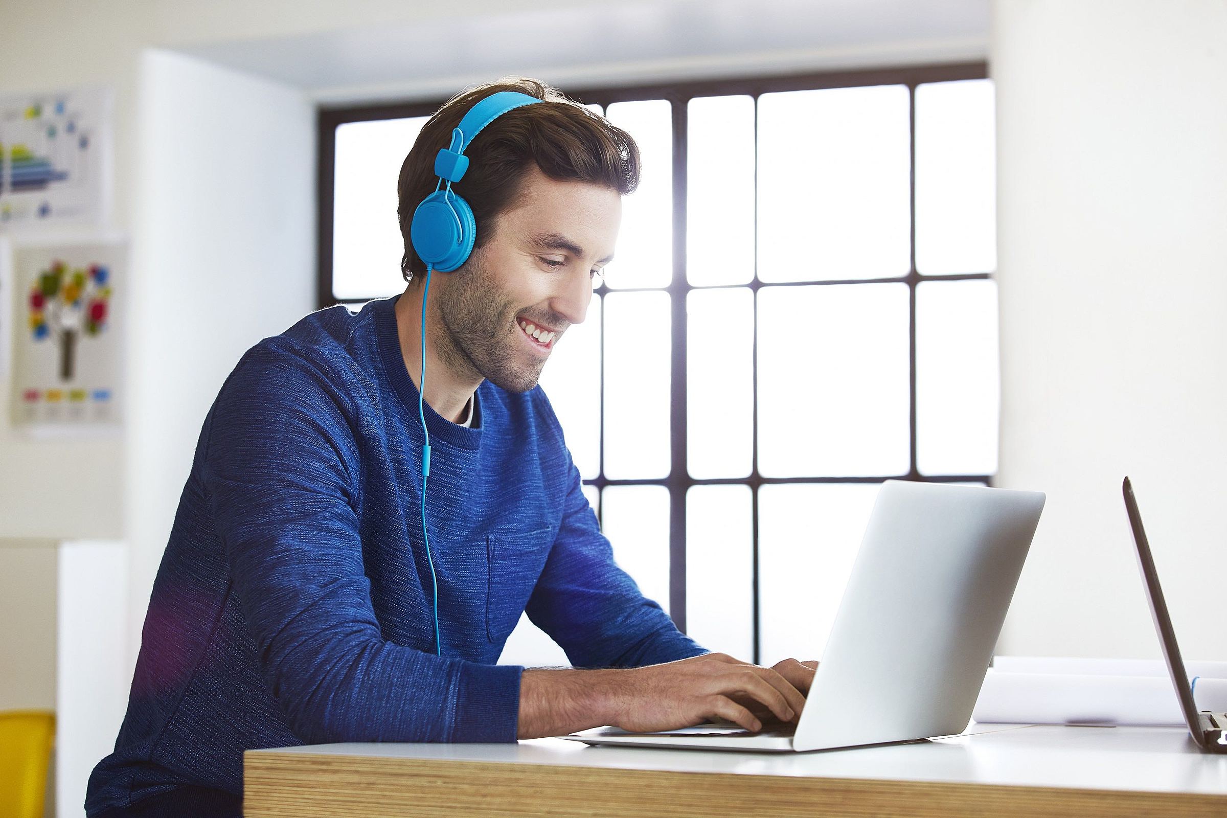 John listening to music. Бизнесмен в наушниках. Мужчина в наушниках. Молодые люди в наушниках. Мужчина с ноутбуком наушники.