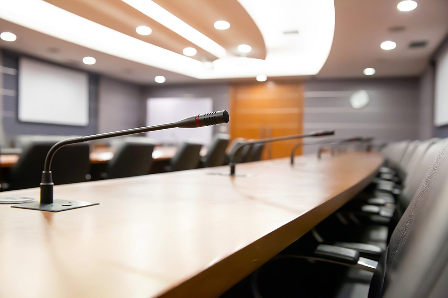 Como escolher o melhor microfone para sala de reunião? Veja aqui.